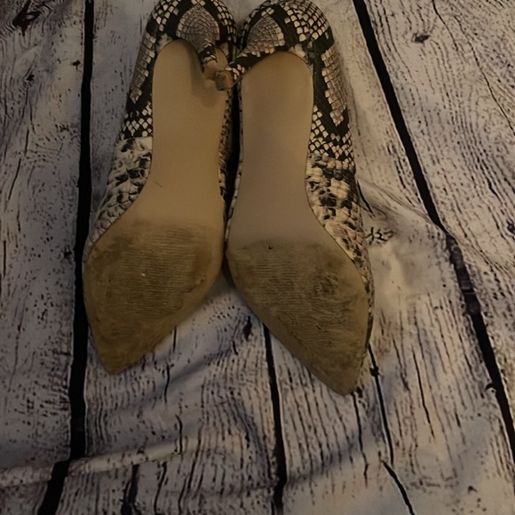 Steve Madden size 10, faux snakeskin pumps. 3” heel. Black/tan. - Picture 4 of 4
